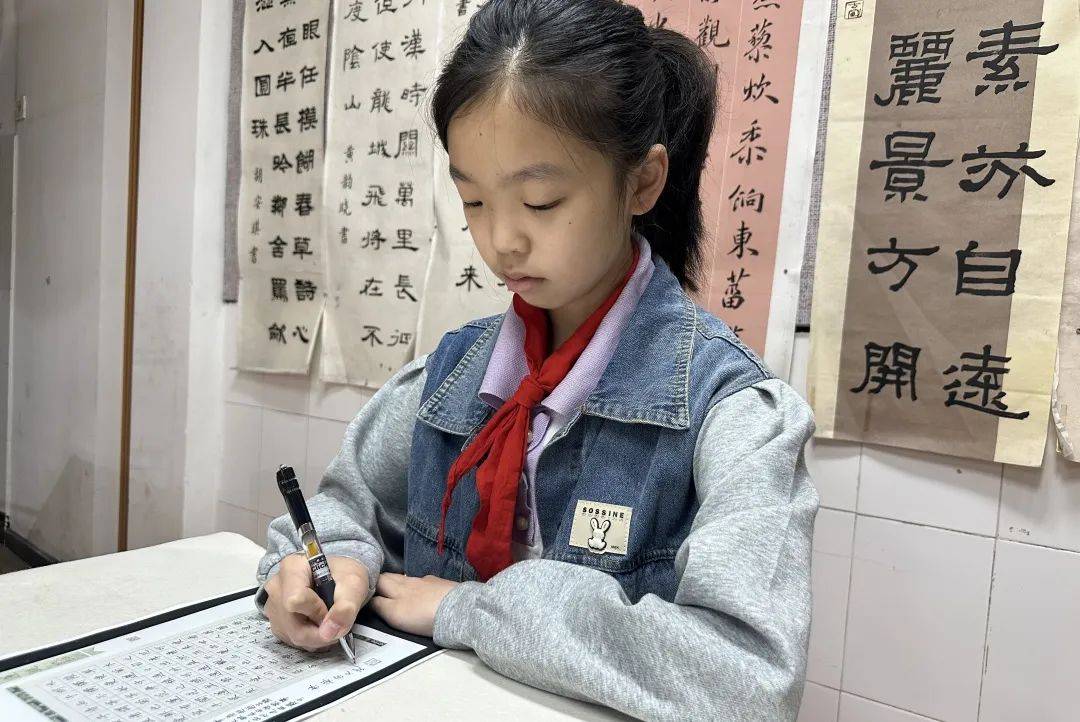 在硬笔书法展示中,学生林姿含书写"爱莲说"以莲自喻倡廉洁.