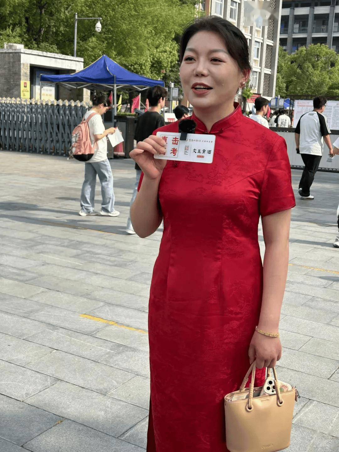 直击阜阳高考首日，这些感人瞬间！-阜阳市2021年高考成绩喜报