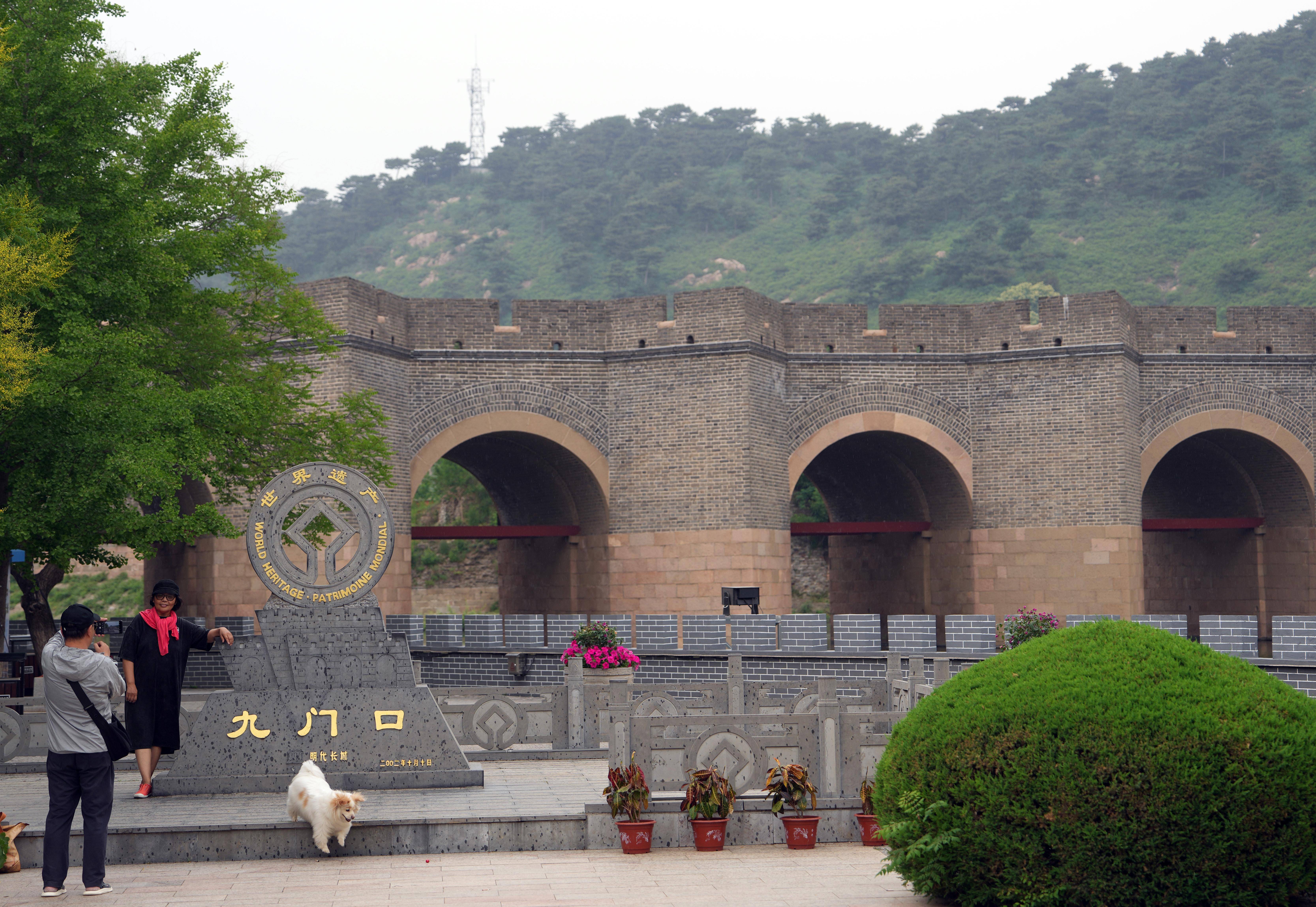 6月7日,游客在世界文化遗产地九门口水上长城景区参观游览