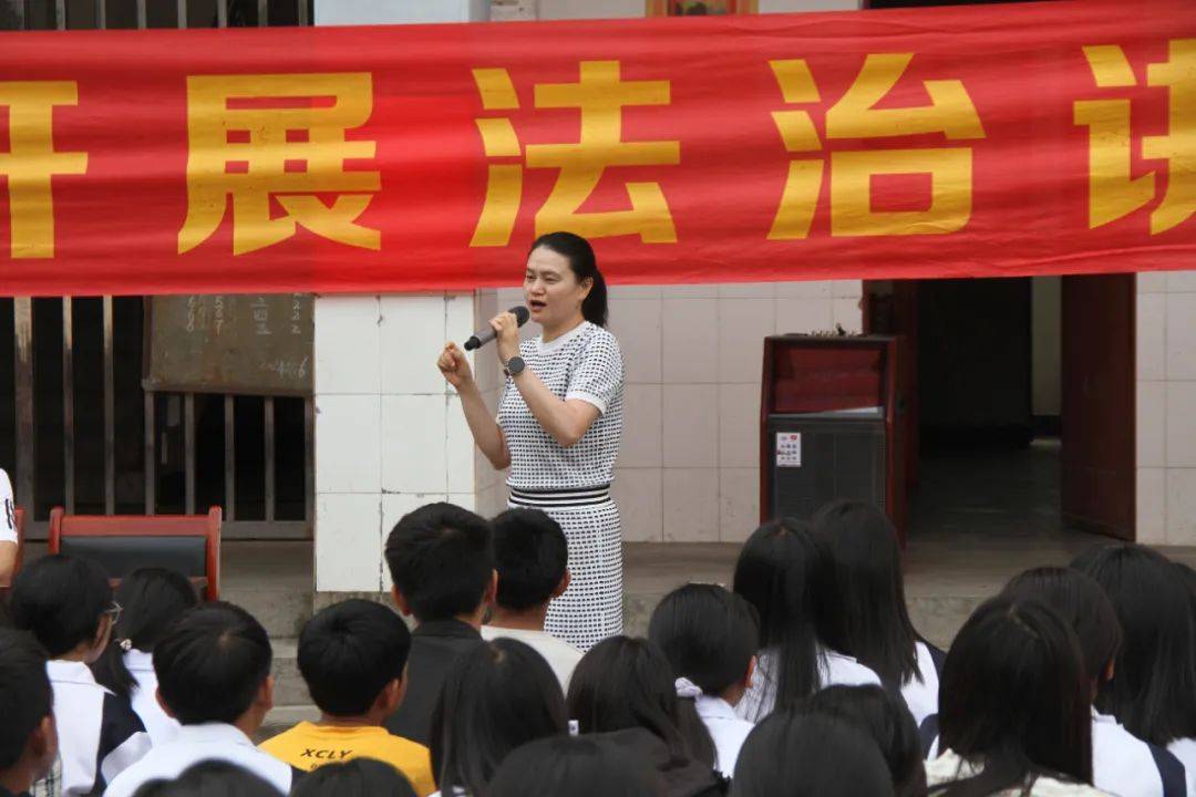 这堂法治课赢得了同学们的阵阵掌声_金平县_保护_未成年人