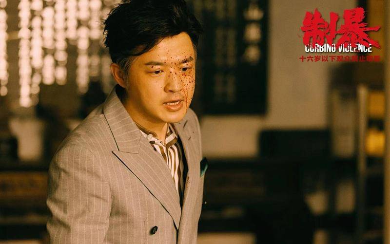 演"变态"!这一次,有"头发"的包贝尔,终于令观众拍案叫绝了