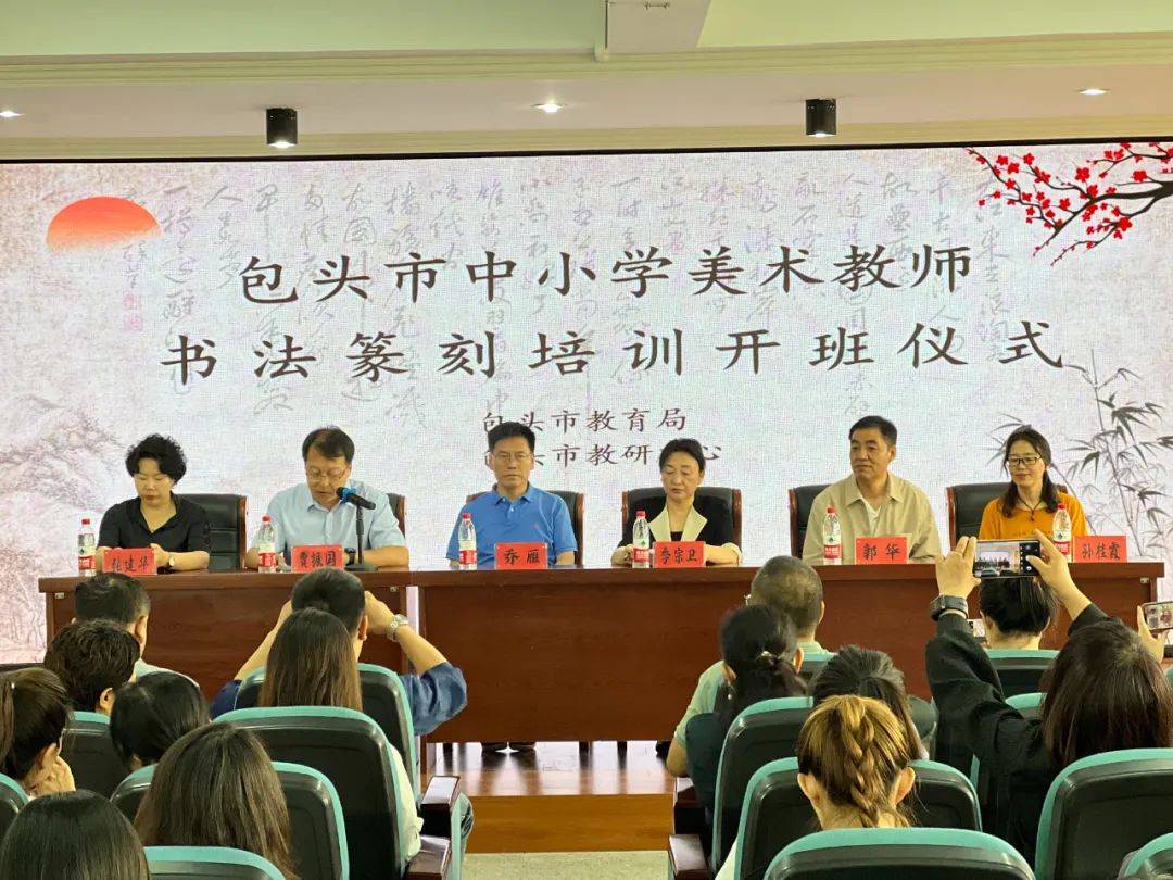 张佳老师为学员现场示范,青山区美术教研员孙桂霞老师分享创作心得