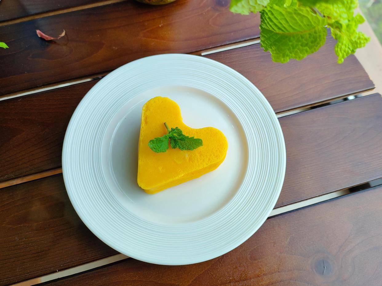 材料也很常见,1盒酸奶2个蛋,再加半根胡萝卜,加点面粉拌一拌