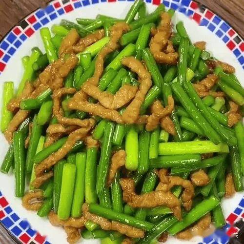 准备食材:蒜苔,猪里脊肉,葱,辣椒.