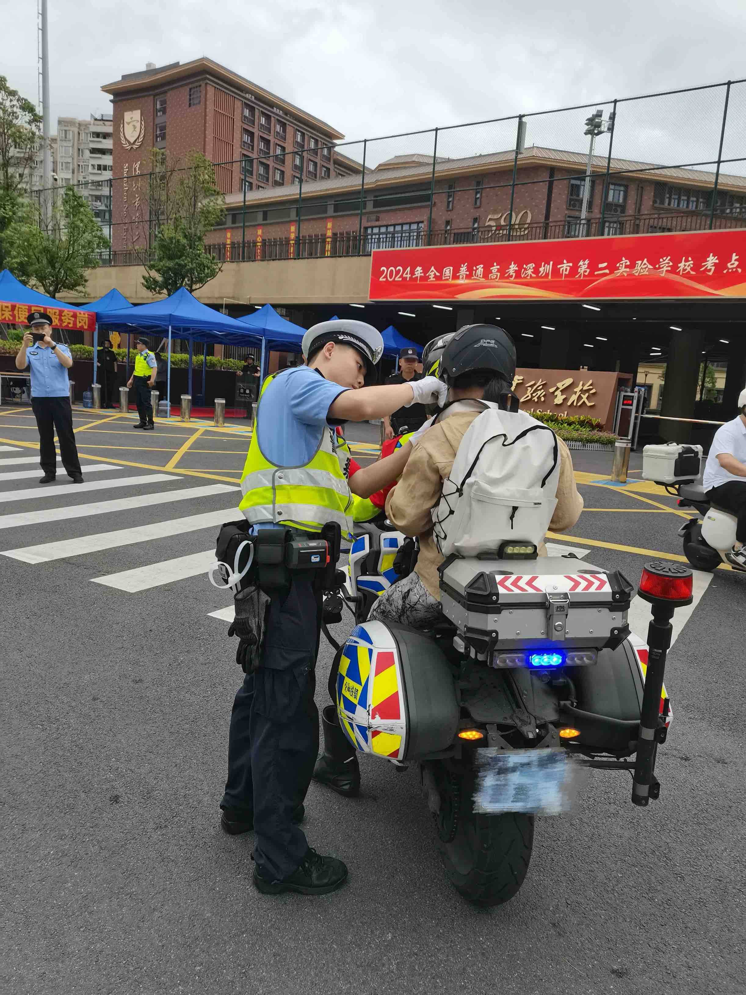 交通警察执勤证图片