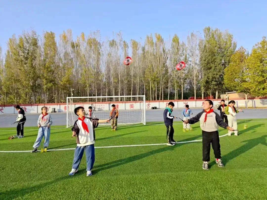 北京市通州区漷县镇中心小学草厂校区长期以来持续开展"炫彩空竹"校本