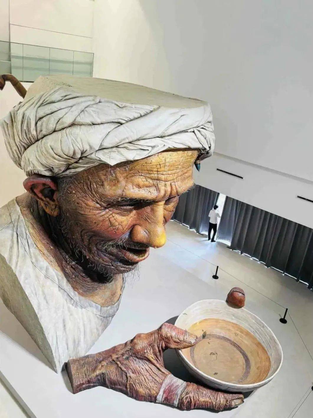 川美"父亲"雕塑,从毛发,皱纹到指甲细节,都栩栩如生!