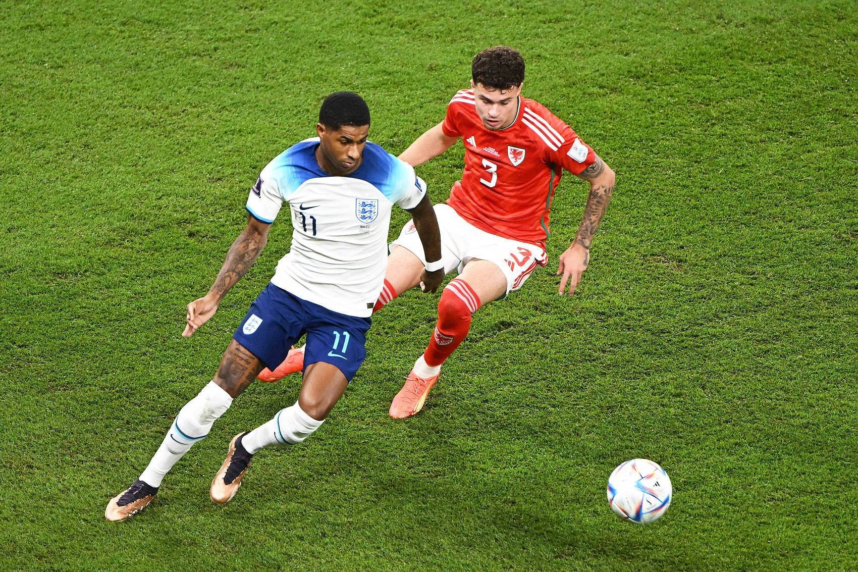 琼斯:拉什福德还是有些才华和魔力的,本觉得他在硬碰硬中会有用_英格