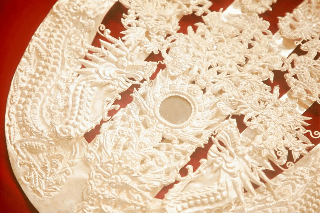 而贵州展区侧重展示布依族,苗族等民族的斑斓服饰,华丽银饰以及纹样绣