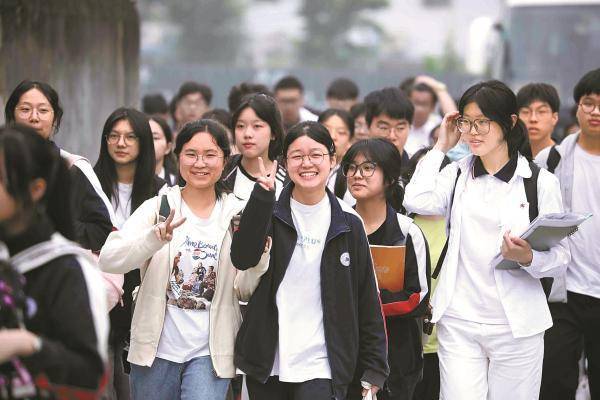 高考首日:宁波495万名考生赴考