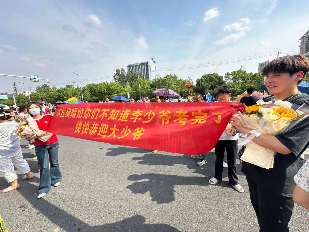阜阳高考考场外刚刚传来
