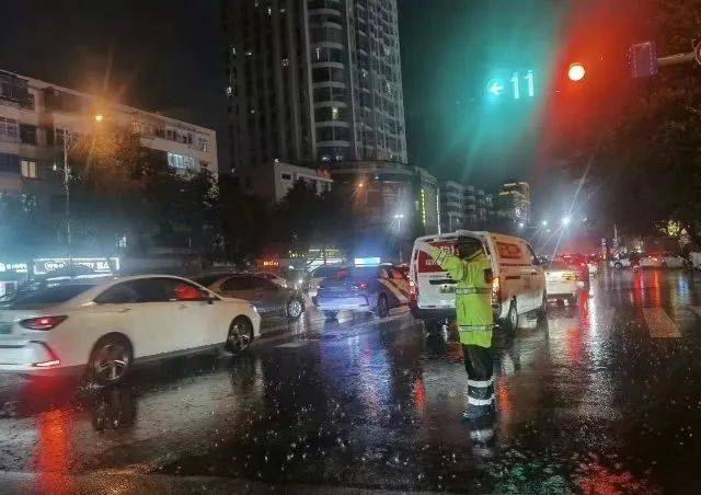 云南多地突降暴雨，引发城区内涝！雷电、暴雨、山洪预警齐发…… 气象 道路 积水