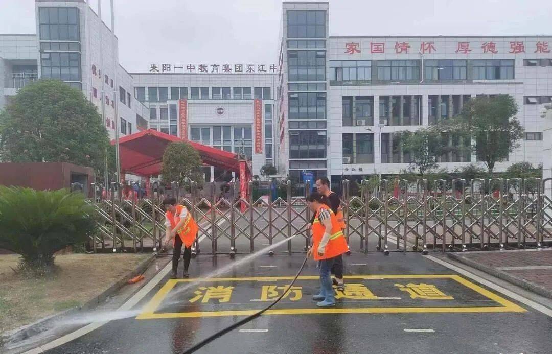 6月6日,记者在东江中学考点看到,环卫人员正在对周边道路开展机扫