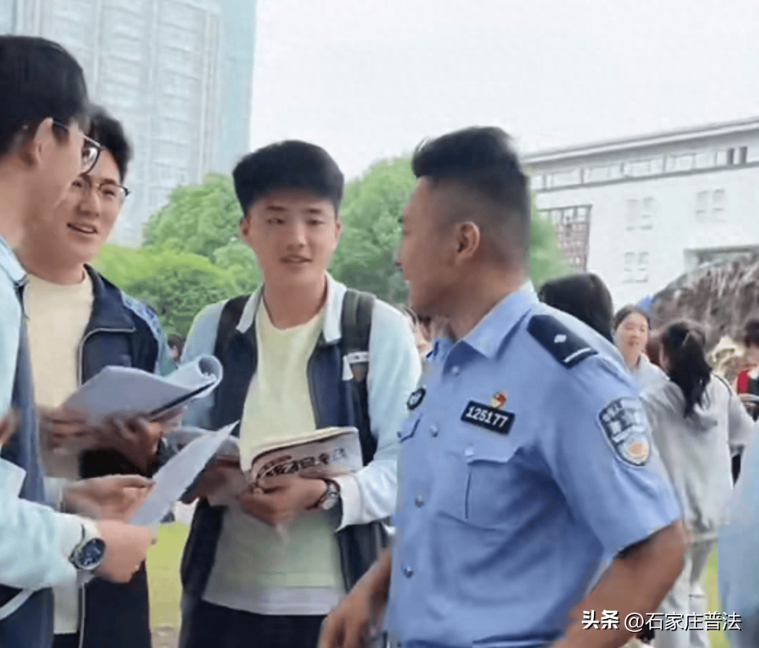 当了民警的前老师请假给高考生加油7日,浙江宁波一高考考点外,送考
