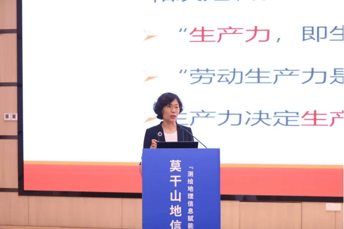 中国测绘学会副理事长兼秘书长张绍杰主持,张继贤总工,燕琴院长,国家