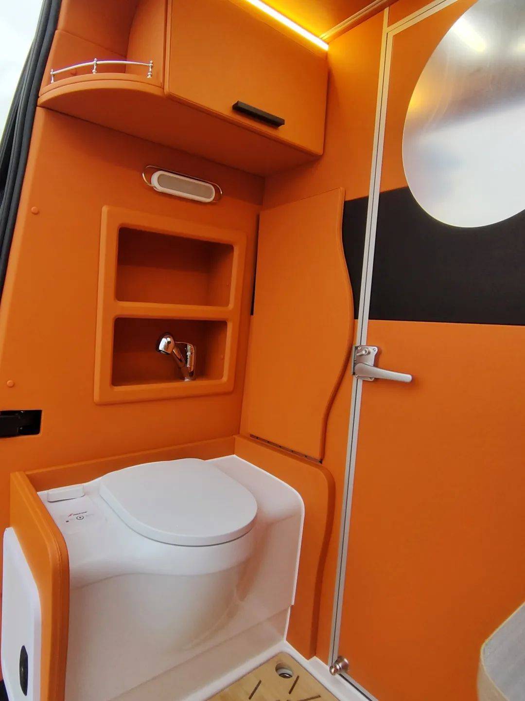 后置厨卫 电动吊床 趣蜂b680plus房车 双重舒适享受