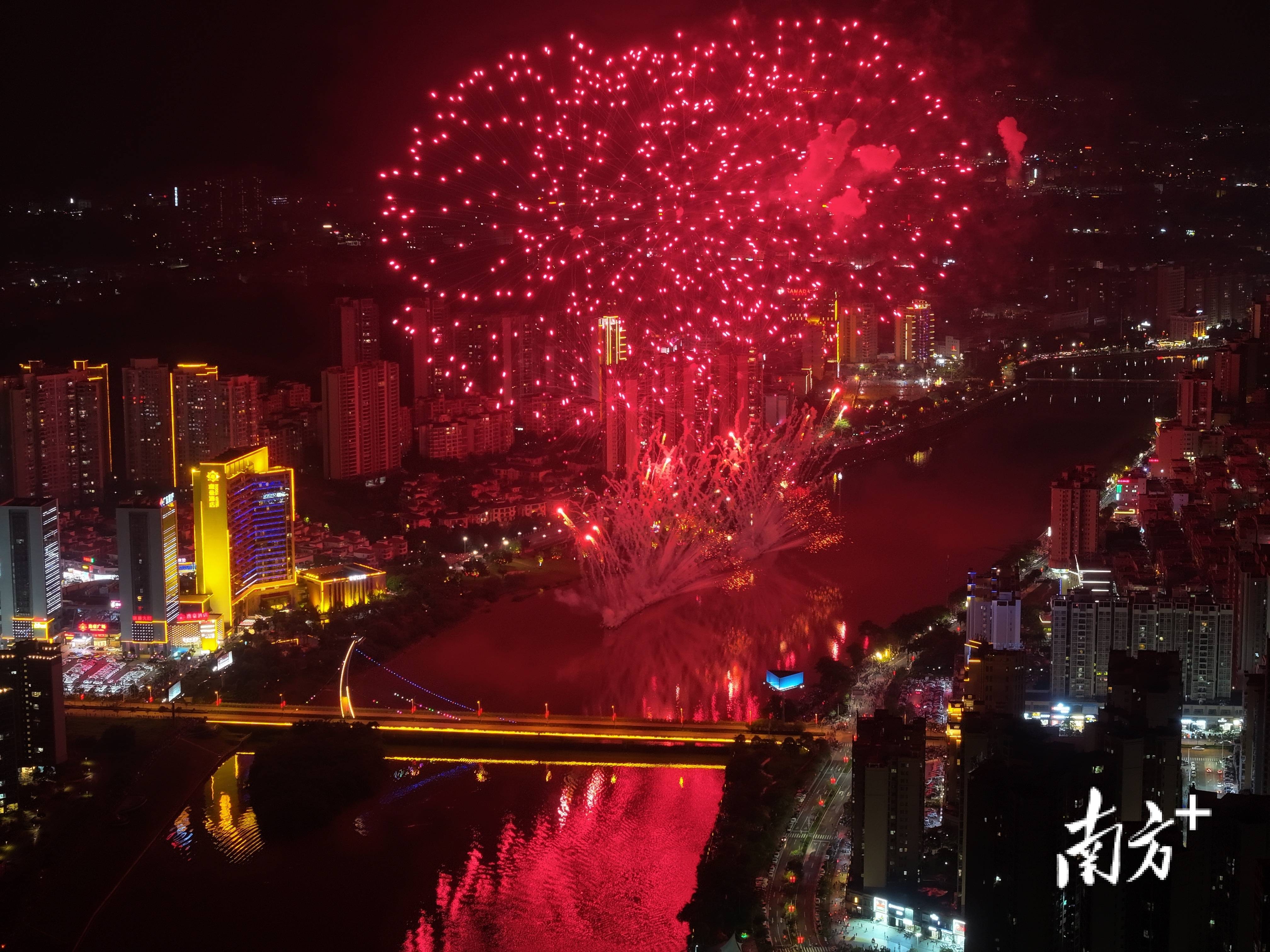 陈欣洪 摄陈欣洪 摄梁艳婷 摄绚烂烟花漫天华彩,两岸灯光美轮美奂.