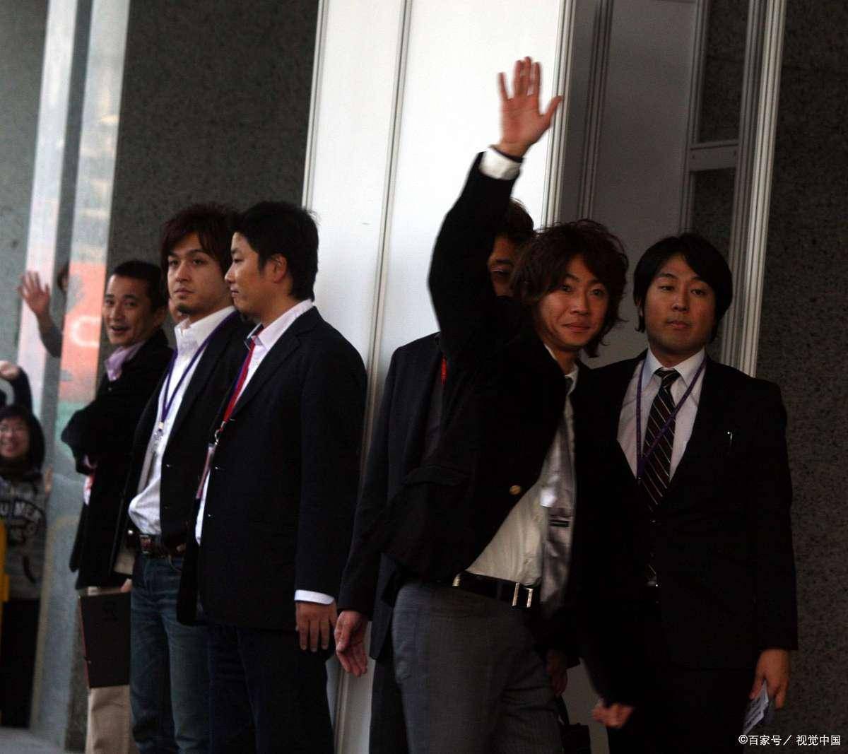 揭秘日本男公关业：女性为何倾家荡产也追随？
