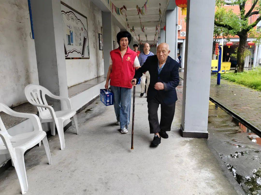 苍南县同德公益服务中心开展"浓情端午·关爱老人活动