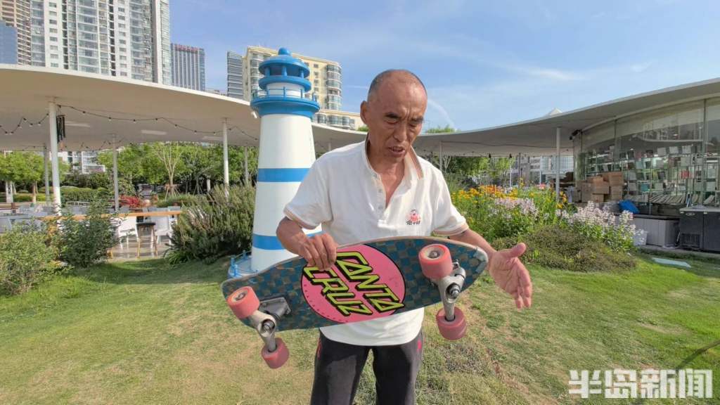 人老心不老！这位62岁的青岛“巧克力大爷”玩转滑板冲浪