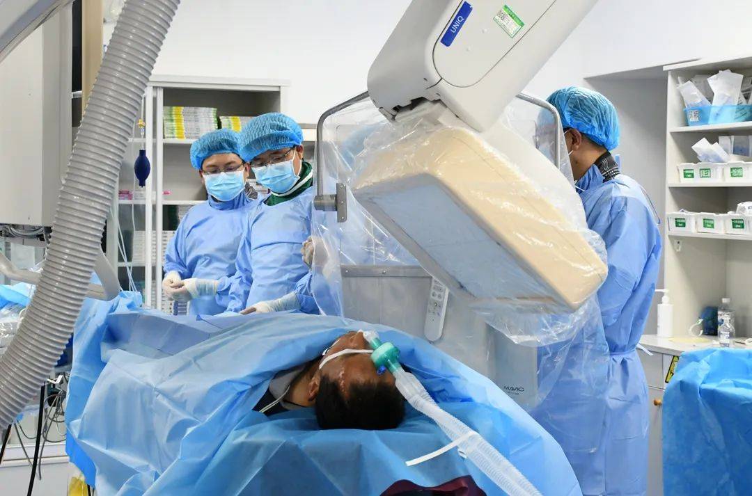 来到道真自治县人民医院介入室内,重庆医科大学附属北碚医院脑血管科