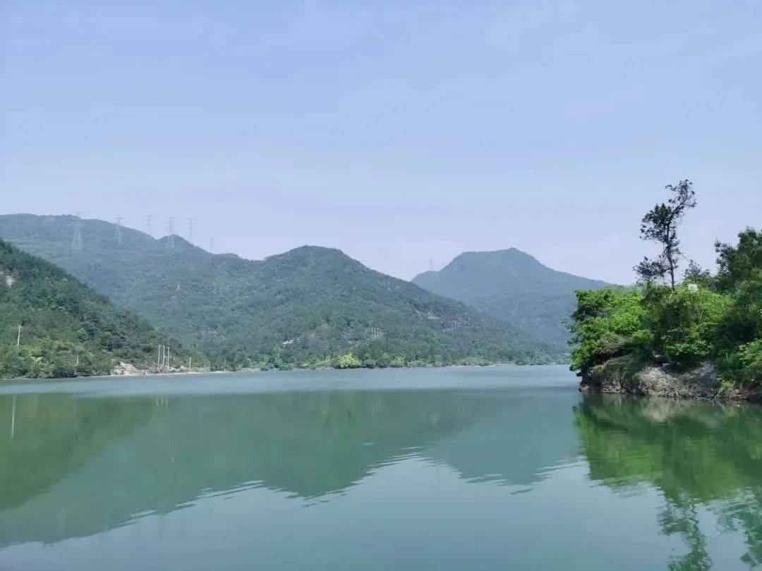 浪坑口水库离市区较近,在这你可以自由骑行在城郊的阡陌之间,呼吸令人