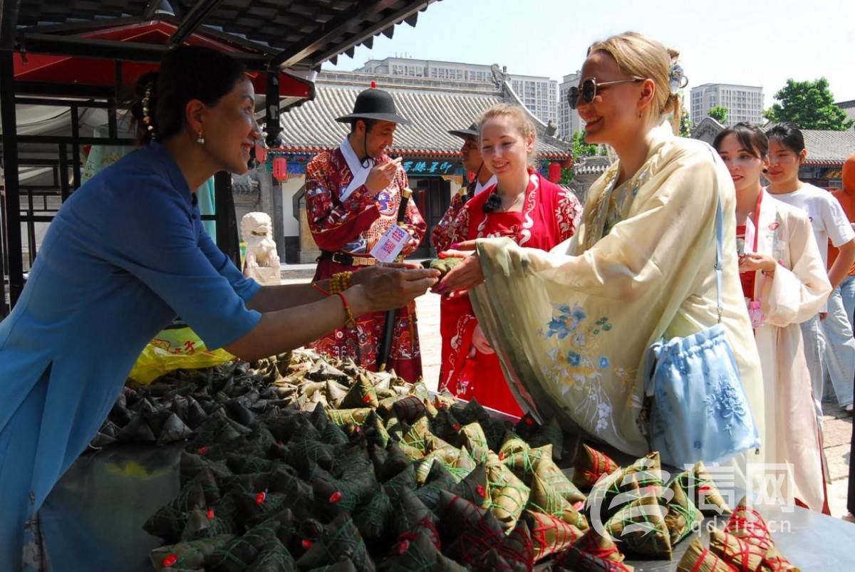 包粽子、学非遗 外国友人走进即墨古城花式过端午