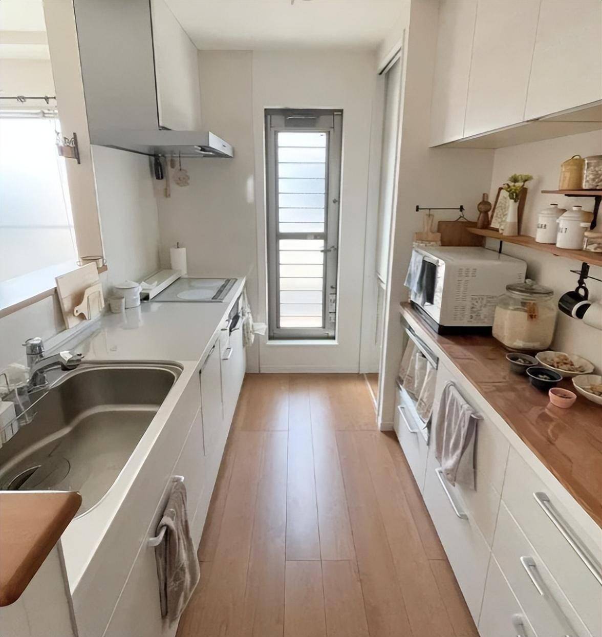 比如,在家居布置方面,日本人就做的很好,即便是空间小,但用着却十分顺