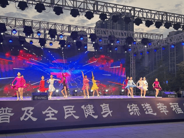 活动宣读了《全民健身倡议书》,并为松滋市昌荣小学捐赠体育器材.