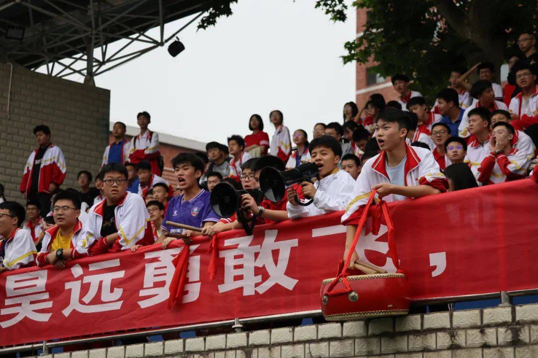 在省实验中学的主场,贵阳八中的加油呐喊声丝毫不输对方,特别是宋庆菊