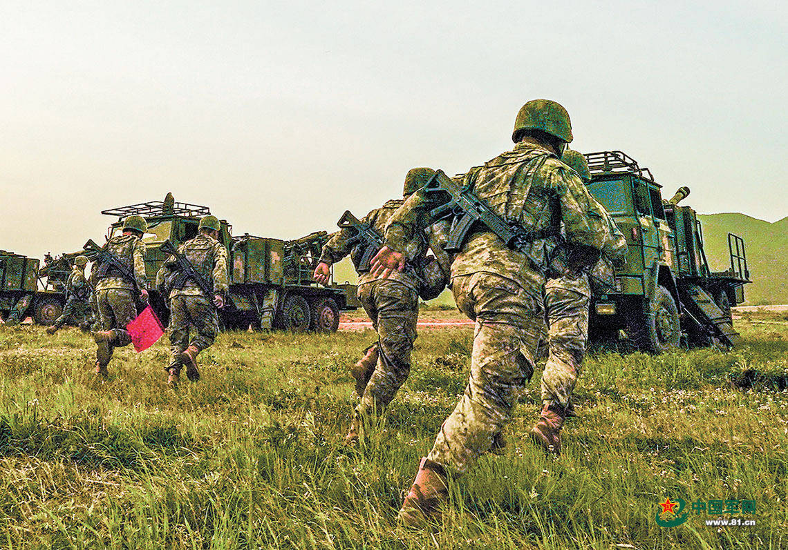 战车驰骋山野间——陆军某旅炮兵分队射击考核影像