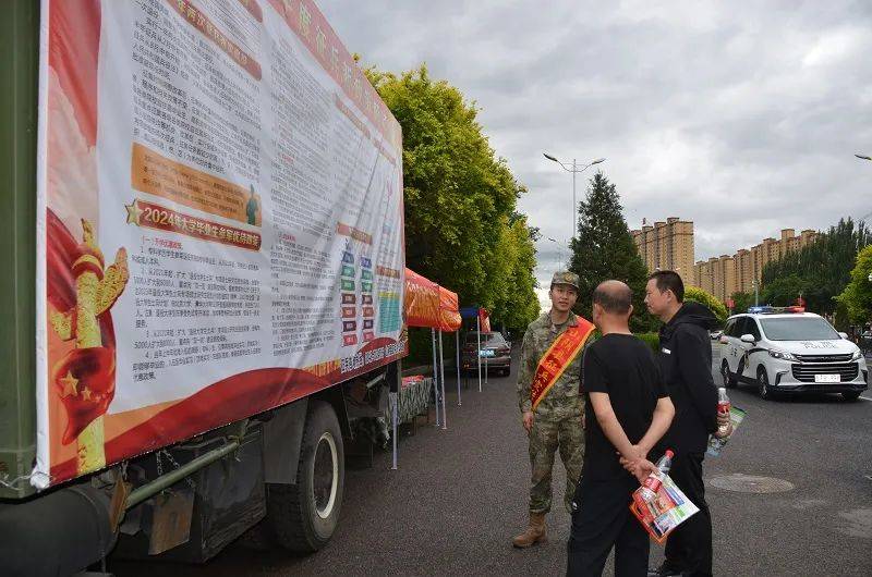 征兵宣传助高考 点燃青春从军梦