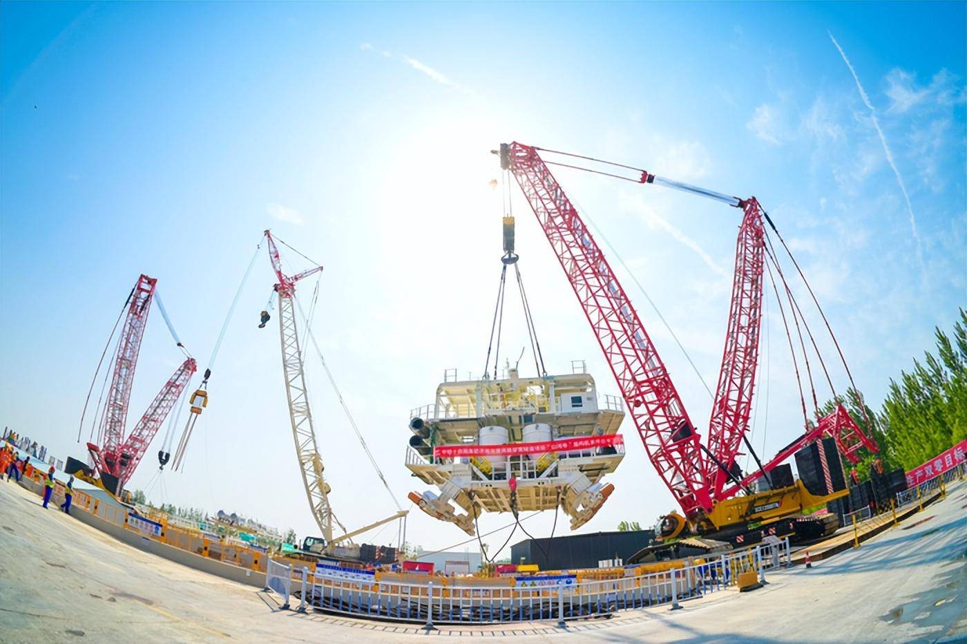 世界在建最大直径泥水平衡盾构机首件台车在济南下井