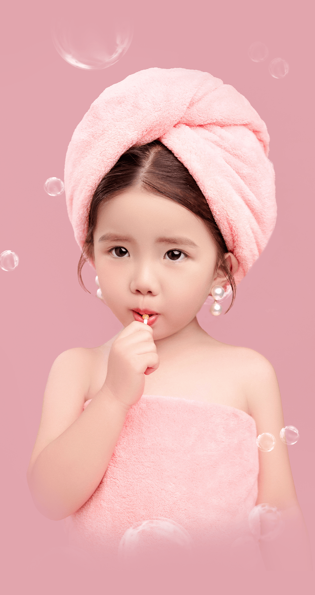 疯狂吸睛!珍珠浴袍小女孩的写真杰作