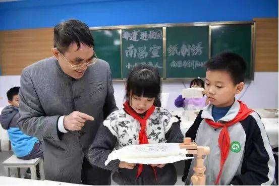 去年,南昌市羊子巷学校朝阳校区以社团课程为依托,邀请顾玉纯到学校以