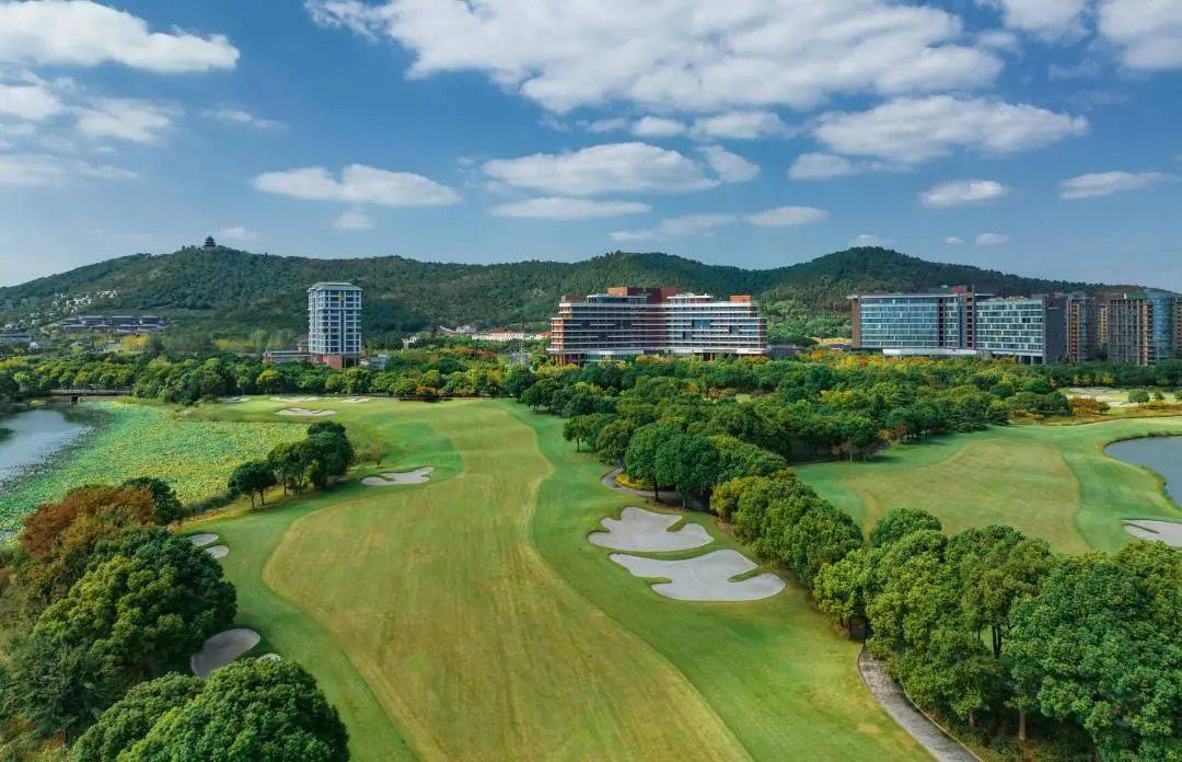 小镇位于度假区中心,东起香山路,南临环太湖大道,西至舟山路,北依孙武