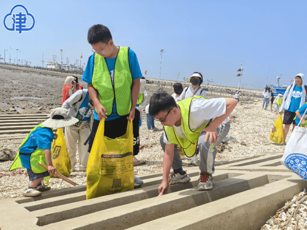 海洋日遇上端午假期 天津环保志愿者赴大神堂海滩开展净滩活动