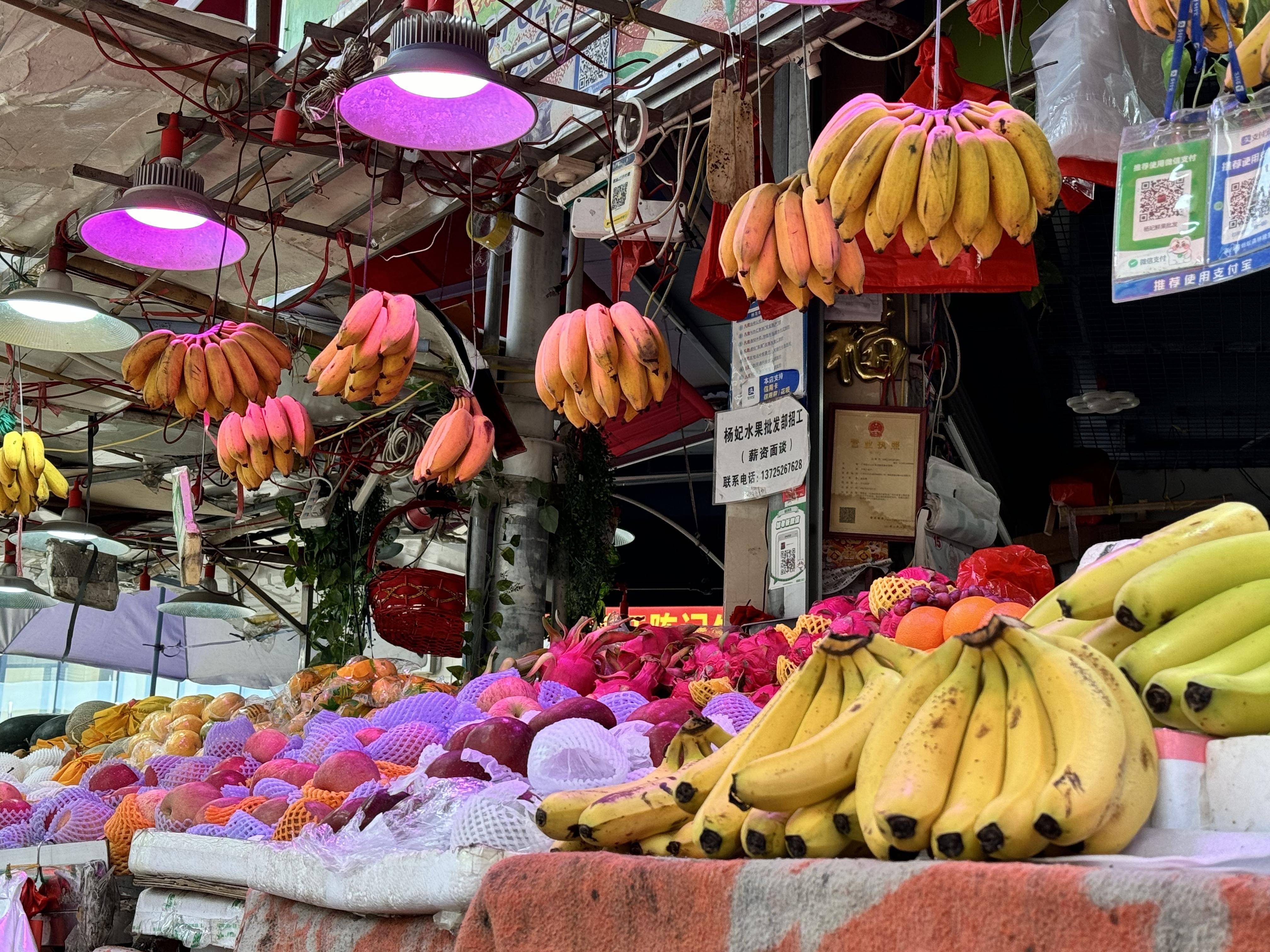在新门楼综合市场西门的一处水果摊,南都记者看到该档口使用了三盏带