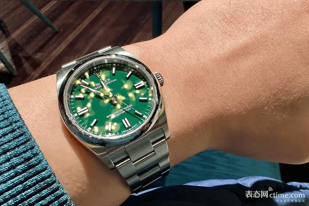 抛开古董款工具表比如comex 5513,我认为在产表款中最有工具属性的