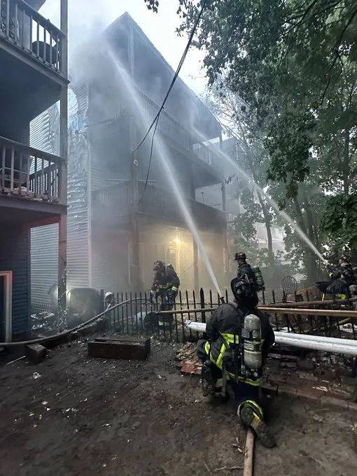 波士顿一区住宅发生4级火灾!33人流离失所