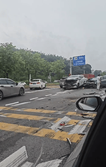 图源:广东交通广播电台6月13日7时许,广州市黄埔区黄登村附近发生一起