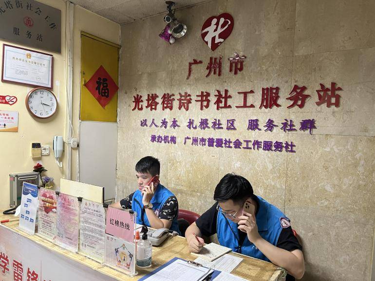 社工和志愿者们与特殊困难长者亲切交流,深入了解他们的生活需求和