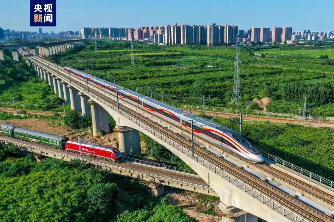 在郑州至武汉,武汉至长沙,长沙至衡阳等繁忙区段分别增加动车