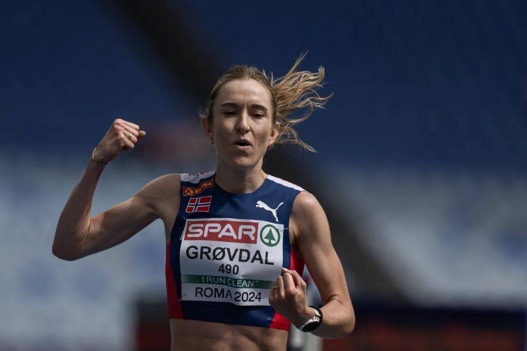 女子半程马拉松项目,格罗夫达尔以1:08:09率先冲过终点,成功摘得欧锦
