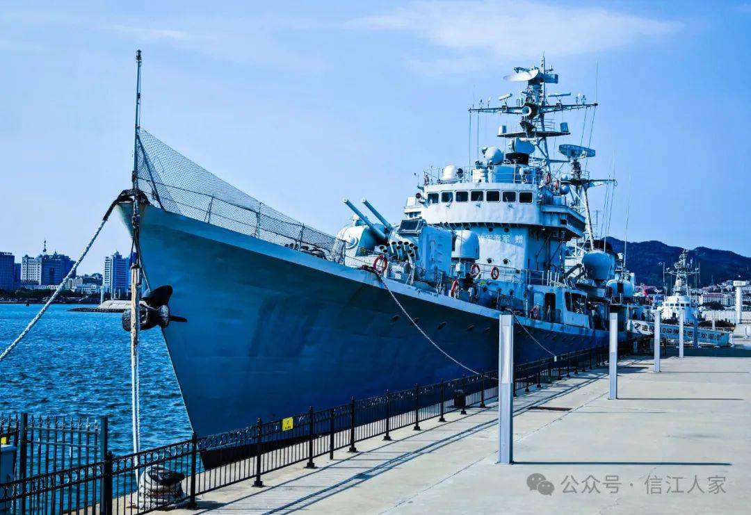 停泊在客运码头的海军退役110导弹驱逐舰前往刘公岛的游船游船即将