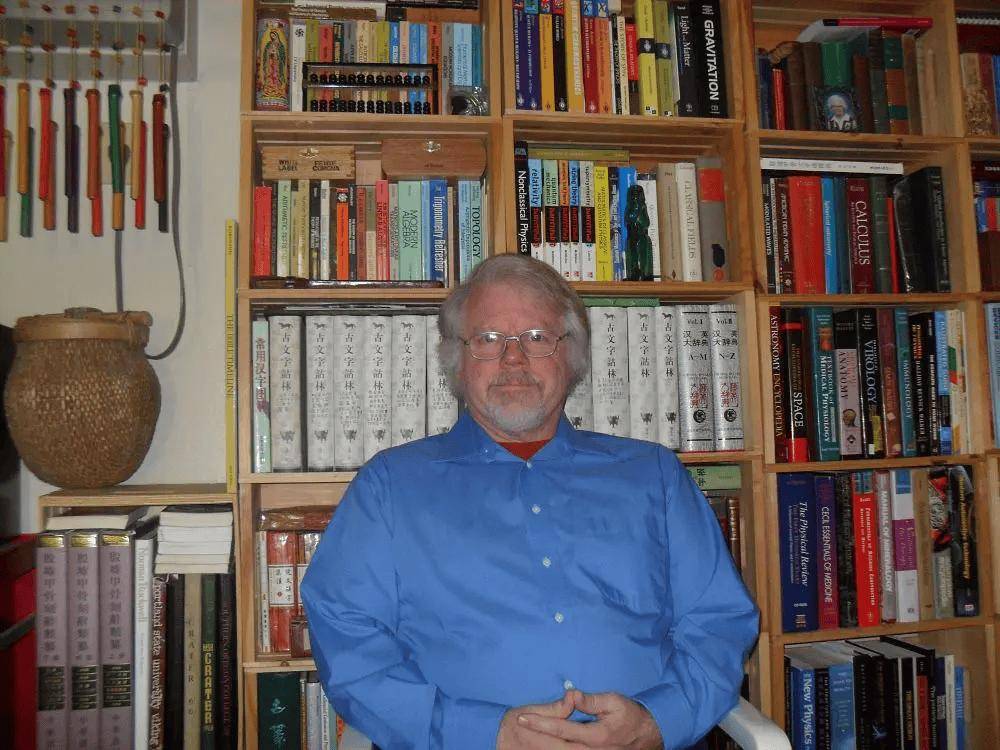 74岁美国大叔散尽家财,帮我们干了件大事