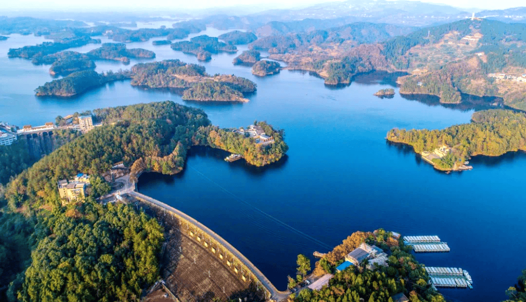 这地方用两个词概括,"川西第一海","四川千岛湖",东坡先生的故乡,景