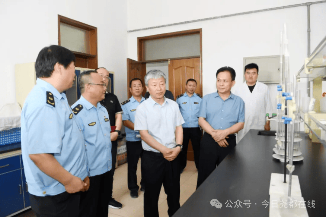 6月12日,区委副书记,区长于乐在市生态环境局尧都分局调研并召开座谈
