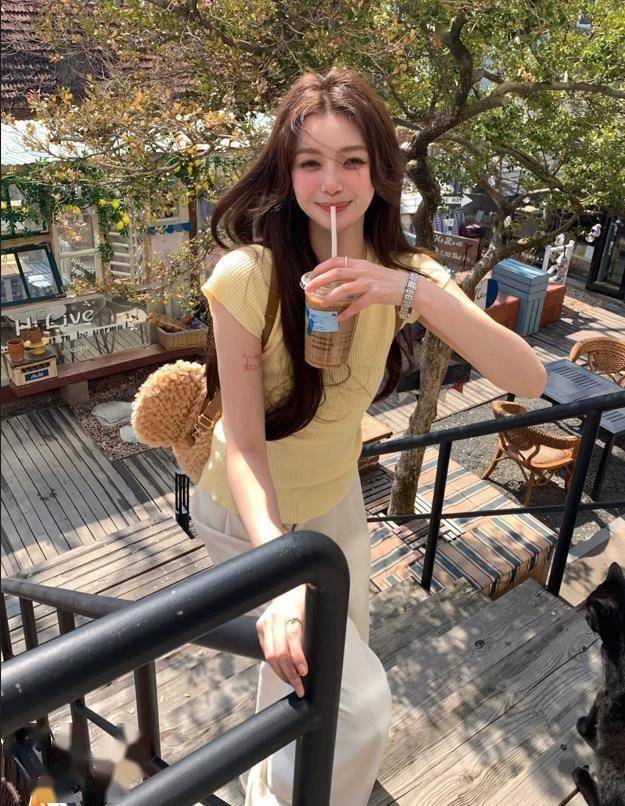 这个奶黄色看起来真的非常显白啊,颜色看起来就很嫩,很适合春夏季节穿