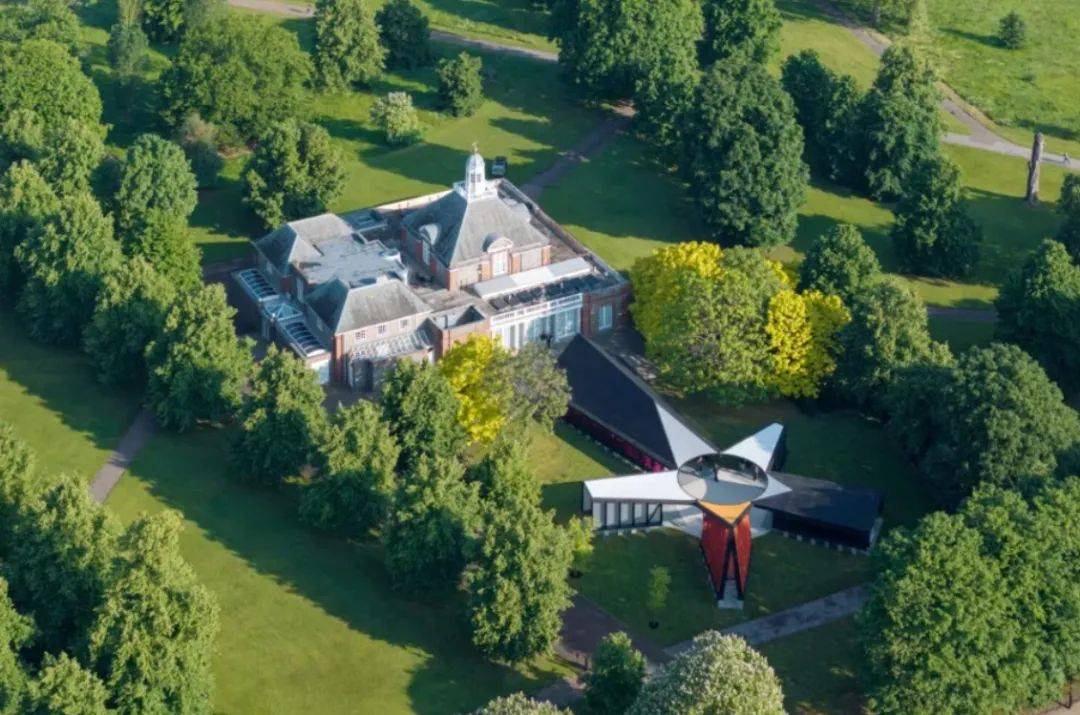 与往年一样,今年夏天,蛇形画廊在伦敦市中心的海德公园为新馆举行了